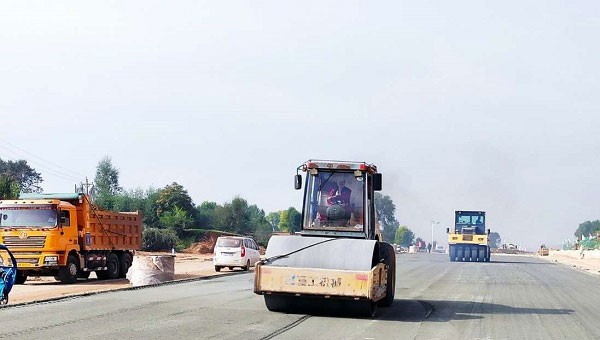 10月27日下午，走進(jìn)臨夏市環(huán)城北路建設(shè)工程四工區(qū)現(xiàn)場(chǎng)，機(jī)械轟鳴聲不斷，2臺(tái)攤鋪機(jī)、4臺(tái)壓路機(jī)同時(shí)進(jìn)場(chǎng)作業(yè)，來回穿梭的運(yùn)料車將4%的水泥穩(wěn)定碎石倒入攤鋪機(jī)料斗內(nèi)，攤鋪機(jī)緩緩前進(jìn)，壓路機(jī)來回碾壓，現(xiàn)