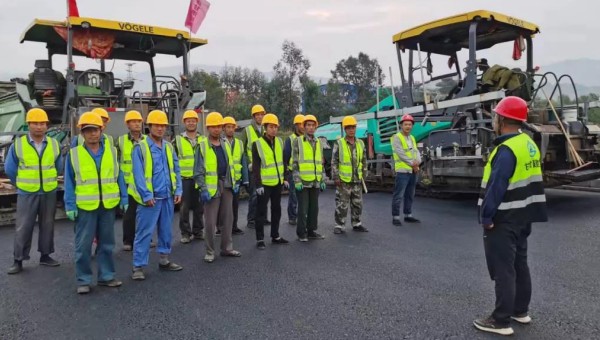 連日來，隧道公司四公司臨夏市環(huán)城北路建設(shè)工程四區(qū)項(xiàng)目路面下面層8cmAC-25C瀝青攤鋪施工現(xiàn)場(chǎng)一派如火如荼的景象，施工人員熱火朝天的干勁和碾壓設(shè)備發(fā)出的轟鳴聲讓人精神倍增，全線各標(biāo)段把握時(shí)機(jī)，掀起瀝