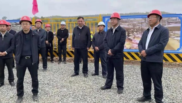 10月5日下午，臨夏州委書記郭鶴立一行來到隧道公司承建的和政綜合農(nóng)貿(mào)市場(chǎng)及冷鏈物流倉(cāng)儲(chǔ)中心建設(shè)項(xiàng)目（一期工程）觀摩。州委副書記、代州長(zhǎng)何東，州領(lǐng)導(dǎo)王鴻岳、馬秀蘭、馬斌、李文瑞等，和政縣委、縣政府相關(guān)領(lǐng)