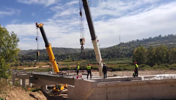 隨著一聲聲禮炮響起，隧道公司三公司臨夏(四家咀)至和政(三岔溝)二級(jí)公路工程(和政段)項(xiàng)目牛津河2號(hào)大橋首片箱梁架設(shè)成功，標(biāo)志著該項(xiàng)目橋梁上部結(jié)構(gòu)施工正式拉開序幕。據(jù)了解，該項(xiàng)目主線路全長(zhǎng)15.988