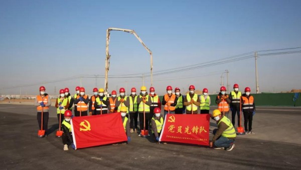 建設(shè)一支隊伍，舉起一面旗幟，鞏固一個陣地，履行一份承諾?！拔沂屈h員，我先上！”面對突發(fā)疫情遭遇戰(zhàn)，三公司黨支部充分發(fā)揮戰(zhàn)斗堡壘作用，廣大黨員主動請纓，挺身而出，沖鋒在前，在戰(zhàn)疫搶工一線，黨員先鋒隊一次