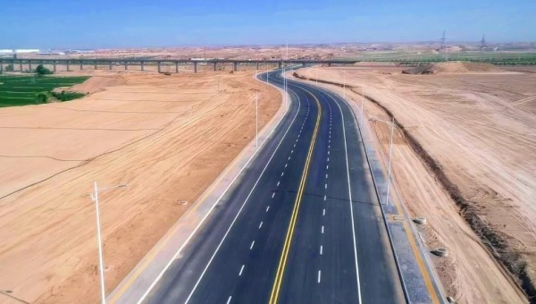 面對疫情嚴峻形勢和經(jīng)濟下行等多重考驗，蘭州新區(qū)城市礦產(chǎn)與表面處理產(chǎn)業(yè)園區(qū)西路（緯五十路至緯五十四路）項目部嚴格落實精細化管理措施，抓進度、穩(wěn)安全、保質(zhì)量，高標準完成各節(jié)點施工任務，全體職工勠力同心、攻