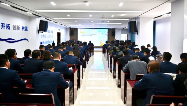 為進(jìn)一步強(qiáng)化國有企業(yè)思想政治工作，切實(shí)提升職工心理健康服務(wù)質(zhì)量和水平，引導(dǎo)廣大職工以健康的心態(tài)積極投身工作，助力和諧企業(yè)文化建設(shè)，近日，交科公司邀請(qǐng)心理咨詢師楊禮華為廣大干部職工開展了“壓力認(rèn)知與應(yīng)對(duì)