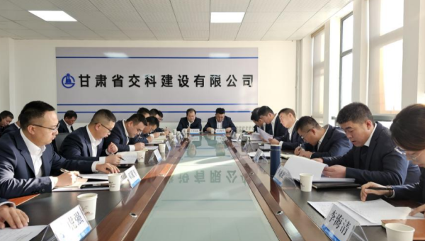 為全面總結年度各項工作，理清下階段管理思路，加強工作標準化建設力度，近日，交科公司三公司召開2023年度工作總結會及“項目管理標準化”交流學習會。總結促提升聚力赴新程會上，各項目經理、科室負責人對履職