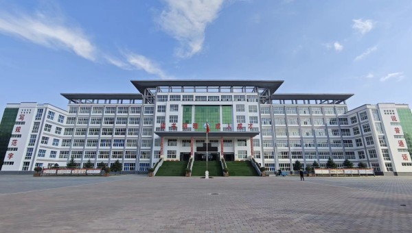 據(jù)悉，自承接積石中學(xué)災(zāi)后維修任務(wù)以來，項(xiàng)目管理團(tuán)隊(duì)嚴(yán)格制定施工計(jì)劃，倒排工期，掛圖作戰(zhàn)，保質(zhì)保量完成教學(xué)樓、宿舍樓、食堂、體育場(chǎng)門房內(nèi)外墻面修復(fù)、外墻保溫施工、屋面防水施工、地磚修復(fù)、成品保護(hù)、柱頭包