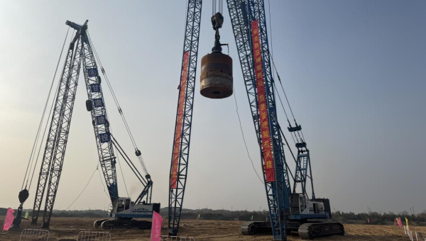 隨著96噸夯錘一次次起落，11月10日，國能陜西榆林化工神華榆林循環(huán)經(jīng)濟(jì)煤炭綜合利用項(xiàng)目強(qiáng)夯施工（第三標(biāo)段）項(xiàng)目1860000㎡強(qiáng)夯施工拉開序幕。據(jù)了解，自項(xiàng)目中標(biāo)以來，甘肅省交科建設(shè)有限公司迅速組織