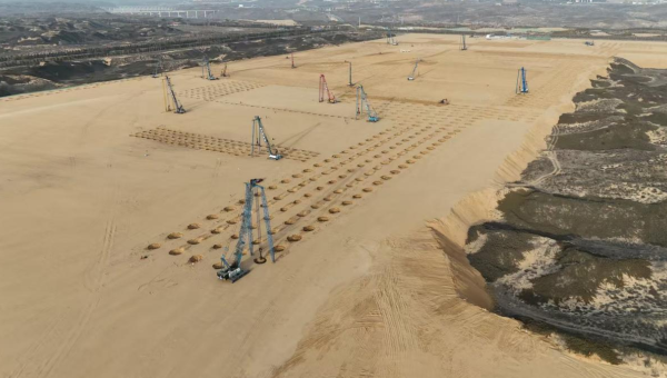 凜冽寒風阻擋不了建設者們的“冬季攻勢”！在甘肅建投交科公司陜西榆林循環(huán)經濟煤炭綜合利用項目現(xiàn)場，裝載機、推土機轟鳴不斷，強夯機矗立如林，陣陣沖擊聲響徹晴空，作業(yè)人員仔細檢查夯點情況……一派如火如荼的施