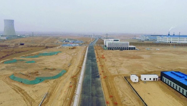 “目前，該項目路槽已開挖5.1公里，結(jié)構(gòu)層施工完成2.1公里，管網(wǎng)施工進度達到60%，現(xiàn)場投入挖掘機、混凝土泵車等機械設(shè)備二十余臺，勞務(wù)作業(yè)人員五十余名正在加緊作業(yè)！”項目負責(zé)人告訴筆者，項目在春節(jié)后