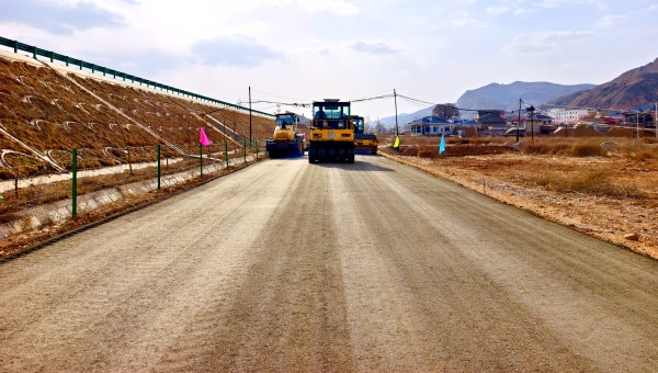 近日，交科公司二公司那勒寺鎮(zhèn)沿川經(jīng)濟帶產(chǎn)業(yè)道路建設工程水穩(wěn)基層試驗段攤鋪作業(yè)順利完成，標志著該項目道路面層施工正式邁上“快車道”。據(jù)悉，該項目道路主線全長3.25km，支線長475m，本次水穩(wěn)基層試驗