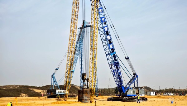 隨著夯錘不斷起落，大地震顫、人心激昂！在交科公司四公司陜西榆林循環(huán)經(jīng)濟煤炭綜合利用項目施工現(xiàn)場，數(shù)臺強夯機正緊張作業(yè)，沖擊聲震耳欲聾，管理人員穿梭于夯位間，詳細檢查核對各項施工參數(shù)……自復工以來，項目