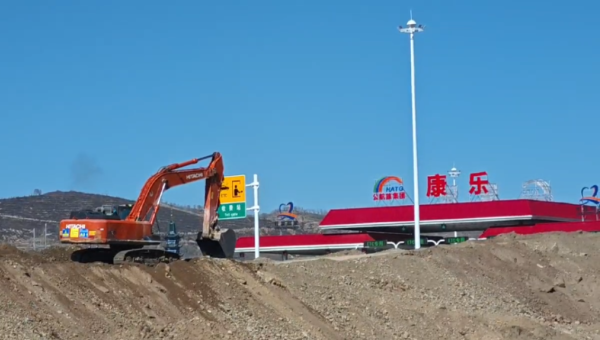 春風勁吹，戰(zhàn)鼓擂響，激昂的旋律在城市上空回蕩。在康樂縣北濱河路西段及連接線道路工程施工現(xiàn)場，機械的轟鳴聲交織成激昂的樂章，奏響了建設的最強音。項目管理團隊以“開局即沖刺”的昂揚斗志，全身心投入項目建設