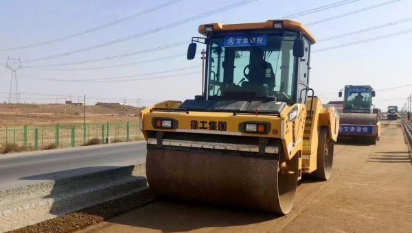 近日，蘭州新區(qū)秦川園區(qū)X203線大中修工程項目現(xiàn)場忙碌起來，由甘肅建投路政建設科技有限公司負責的面層維修改造提升工作正加速推進?！癤203線改造總里程達9.66km，現(xiàn)已投入壓路機、銑刨機等機械設備5