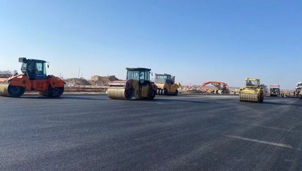 “保養(yǎng)工作一刻也耽誤不得！”“今天說(shuō)啥也得檢修完，明天活還重著哩！”在如火如荼的施工現(xiàn)場(chǎng)，機(jī)械轟鳴聲奏響奮進(jìn)樂(lè)章，在這些繁忙場(chǎng)景背后，離不開(kāi)甘肅建投路政公司對(duì)機(jī)械設(shè)備的高效維護(hù)保養(yǎng)，為一個(gè)又一個(gè)市政及