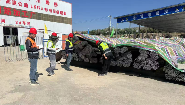 連日來，由西部市政建設集團承建的康樂縣北濱河路西段及連接線道路項目建設有序推進，路基處理、管道安裝、涵洞和橋梁等多個作業(yè)面同步施工，全體建設者用汗水澆筑市政道路建設基石，以實干精神推進項目履約取得新成